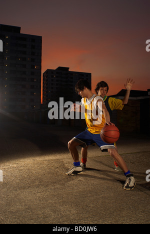 zwei Männer spielen basketball Stockfoto