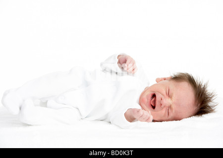 Neugeborenes Baby weint Stockfoto