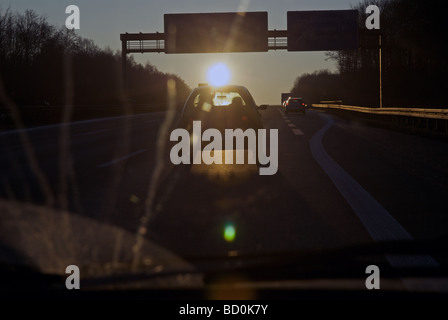 Fahren in eine tief stehender Sonne auf einer deutschen autobahn Stockfoto