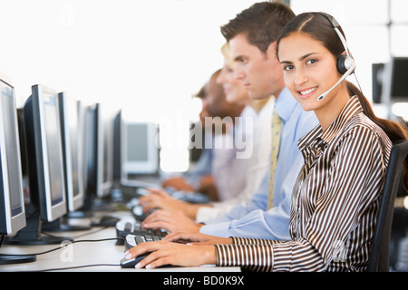 Aktienhändler mit Headsets bei der Arbeit Stockfoto
