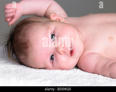 Neugeborenes Babymädchen auf Handtuch Stockfoto