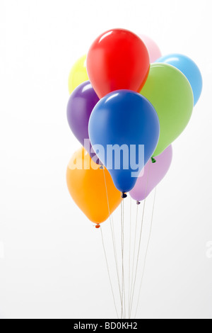 Bunte Party Luftballons vor weißem Hintergrund Stockfoto