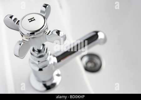 Heißen Wasserhahn am Waschbecken Stockfoto