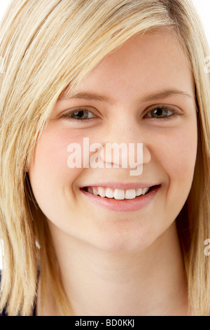 Studioportrait Of Smiling Teenager-Mädchen Stockfoto