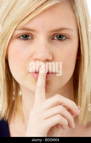 Studioportrait überrascht Teenager-Mädchen Stockfoto