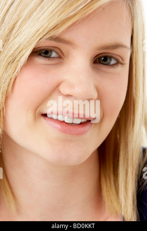 Studioportrait Of Smiling Teenager-Mädchen Stockfoto