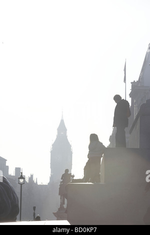 Touristen Klettern eine Statue im Abendlicht, London Stockfoto