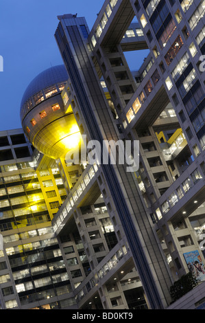 Das Fuji TV Gebäude mit seiner schwebenden Kuppel aus Titan in Odaiba Bezirk Tokio Japan Stockfoto