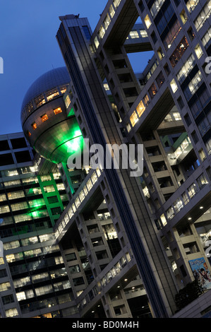 Das Fuji TV Gebäude mit seiner schwebenden Kuppel aus Titan in Odaiba Bezirk Tokio Japan Stockfoto