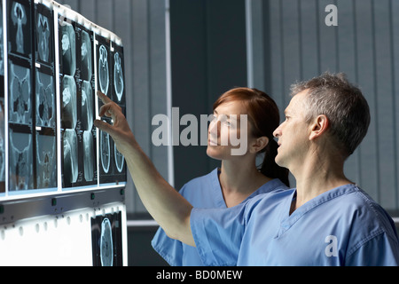 Zwei Ärzte betrachten Röntgenstrahlen Stockfoto