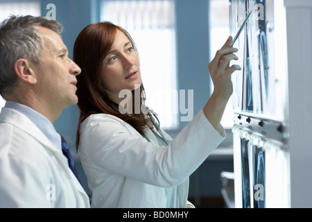 Zwei Ärzte betrachten Röntgenstrahlen Stockfoto