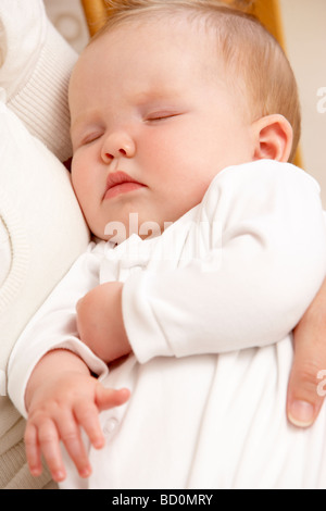 Mutter mit Baby im Kinderzimmer schlafen Stockfoto