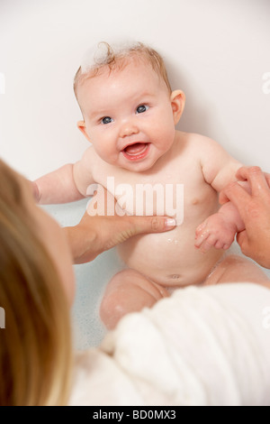 Mutter Baden Baby zu Hause Stockfoto