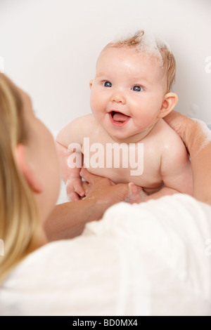 Mutter Baden Baby zu Hause Stockfoto