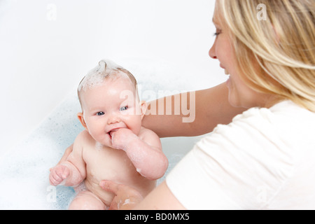 Mutter Baden Baby zu Hause Stockfoto