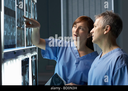 Zwei Ärzte betrachten Röntgenstrahlen Stockfoto