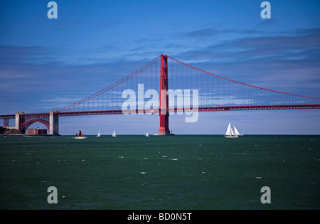 Segelyacht auf San Francisco Bay, Kalifornien, USA unter der Golden Gate Bridge Stockfoto
