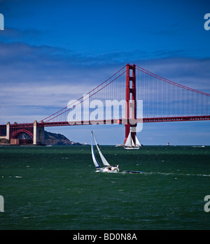 Segelyachten auf San Francisco Bay, Kalifornien, USA unter der Golden Gate Bridge Stockfoto