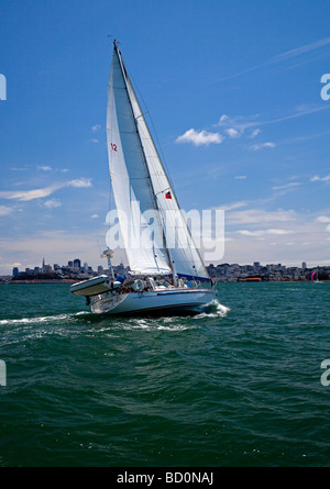 Segelyacht auf San Francisco Bay, Kalifornien, USA mit Stadt im Hintergrund Stockfoto