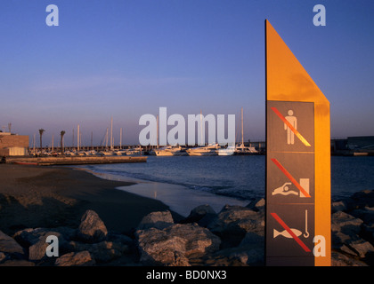 Informationssymbole entlang des Strandes in der Abenddämmerung Cataluna Barcelona Spanien Stockfoto
