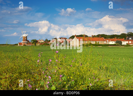 A Blick auf die North Norfolk Village Cley als nächstes das Meer zeigen, es ist die berühmte Windmühle Stockfoto