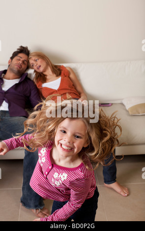 müde schlief beim Kind Tänze paar Stockfoto