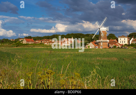 A Blick auf die North Norfolk Village Cley als nächstes das Meer zeigen, es ist die berühmte Windmühle Stockfoto