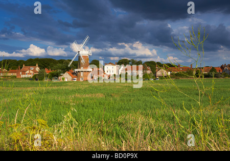 A Blick auf die North Norfolk Village Cley als nächstes das Meer zeigen, es ist die berühmte Windmühle Stockfoto