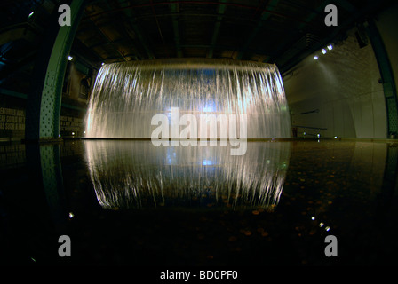 Wasserfall der Quelle für Guinness im Lagerhaus Besucherzentrum in der St. James Gate Guinness Brauerei in Dublin Irland Stockfoto