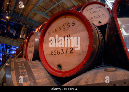 Fässer verwendet für die Speicherung von Guinness im Lagerhaus Besucherzentrum in der St. James Gate Guinness Brauerei in Dublin Irland Stockfoto