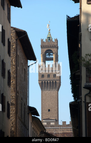 Blick auf den Turm des Palazzo Vecchio aus den Gassen von Florenz Stockfoto