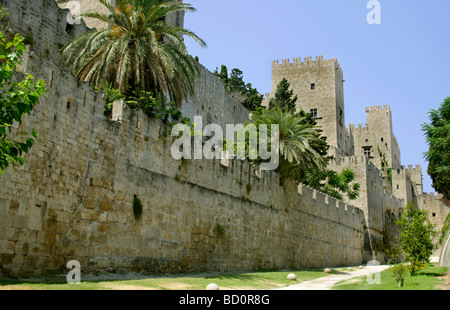 Palast der Großmeister und trockenen Graben in Rhodos alte Stadt Rhodos Dodekanes Griechenland Stockfoto