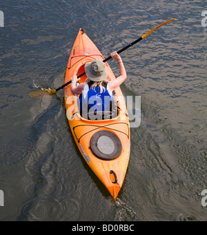 Sparren Knollen Kajakfahrer Schwimmen im kühlen Wasser des Flusses Deschutes im Stadtteil Old Mill in Bend, Oregon Stockfoto