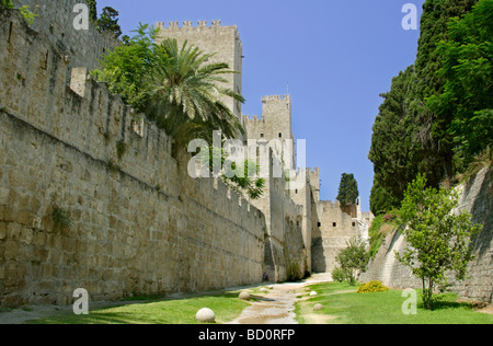 Palast der Großmeister und trockenen Graben in Rhodos alte Stadt Rhodos Dodekanes Griechenland Stockfoto