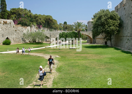 Menschen zu Fuß entlang der Trockengraben von Rhodos alte Stadt Rhodos Dodekanes Griechenland Stockfoto