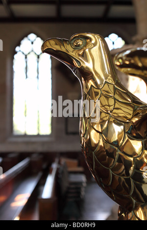 Brass Eagle Rednerpult lokalen anglikanische Pfarrkirche von Shepton Mallet Somerset England UK Stockfoto