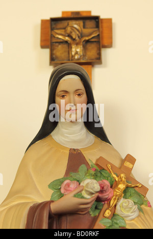 Statue der heiligen Therese von Lisieux, bekannt als The Little Flower in England St Michaels Kirche Shepton Mallet Stockfoto