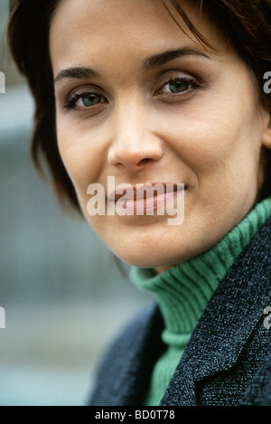 Frau, die mit Zuversicht in die Kamera Stockfoto