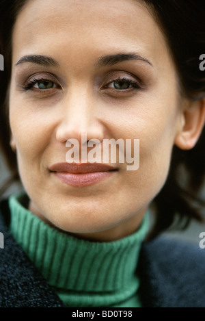 Frau, Blick in die Kamera mit Hauch von Unabhängigkeit Stockfoto