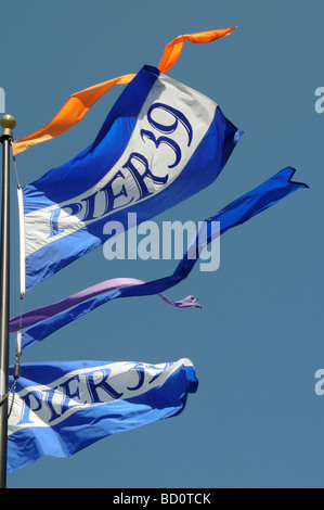 Pier 39 Fahnen wehen im Wind, San Francisco, Kalifornien Stockfoto