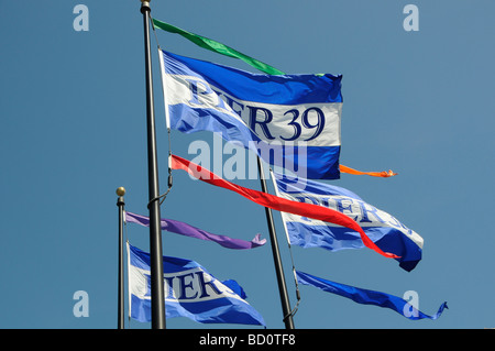 Pier 39 Fahnen wehen im Wind, San Francisco, Kalifornien Stockfoto