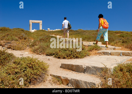 Die riesige Marmor Tor die Portara fängt Ihr Auge, sobald Sie in Naxos ankommen. Die Portara Excatly Gesichter Insel Delos und... Stockfoto