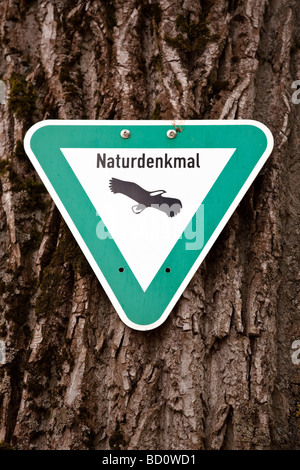 Deutschland, Europa - Naturdenkmal Zeichen bezeichnet eine alte Eiche als Naturdenkmal Stockfoto