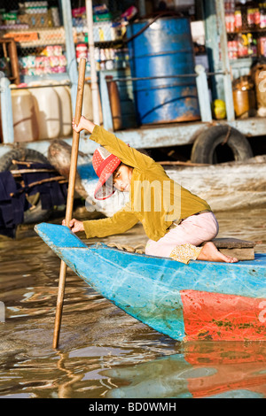 Ein Portrait eines jungen Mädchens auf einem Schiff auf Tong Le Sap See in Kambodscha Stockfoto