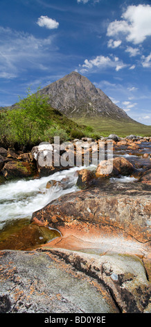 Vertikales Panorama des legendären Buachaille Etive Mor-Berg an der Spitze der Glen Etive in Glen Coe, Schottland, Vereinigtes Königreich Stockfoto