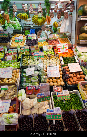 Obst und Gemüse Stall in Sevillas Mercado de Triana, die Triana-Markt Stockfoto