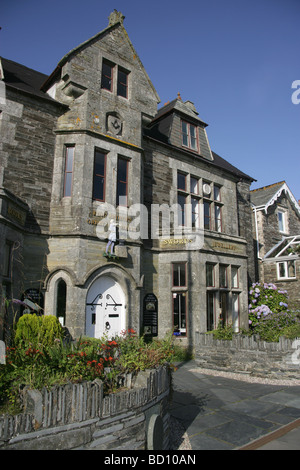 Dorf von Tintagel, England. King Arthur große Hallen und Geschenkeladen auf Tintagel der Vorderstraße. Stockfoto