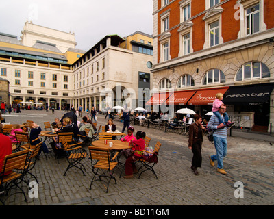 Paare, die mit ihrem Kind und Leute sitzen im Straßencafé in Covent Garden London UK Stockfoto