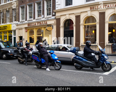 Roller und Autos warten auf ein rotes Licht in London Verkehr in der Nähe von Covent Garden London UK Stockfoto