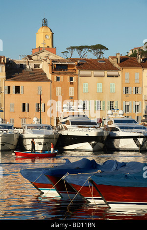 Yachten vor Quai Jean Jaures und Bell tower St Tropez Provence Alpes Côte d Azur Frankreich Stockfoto